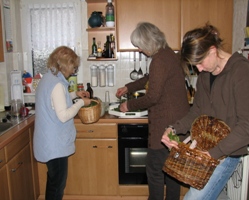 Auspacken der Kräuter in der Küche von Gudrun Desch