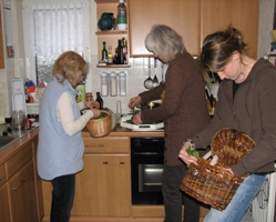 Auspacken der Kr&auml;uter in der K&uuml;che von Gudrun Desch