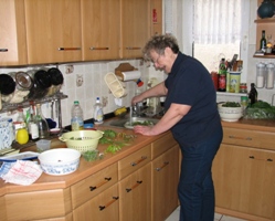 Gudrun Desch w&auml;scht die Kr&auml;uter