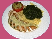 Die Hauptspeise - Wildspinat an Fettuccine, �berbackene Kr�uter-Tomate und H�hnchenbrustfilet in Kr&auml;utersahne
