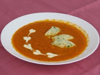 Der zweite Gang - Tomatisierte M�hrencremesuppe mit Sauerampfer und Kr�utergrieskl�schen