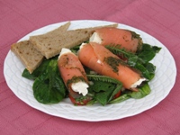 Die Vorspeise -R�llchen vom ger�ucherten Lachs mit Kr�uterfrischk�sef�llung an Wildsalat