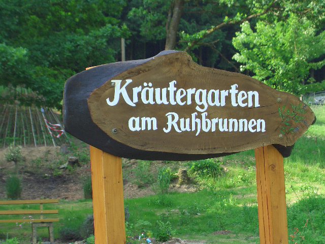 Das neue Eingangsschild zum Kräutergarten am Ruhbrunnen