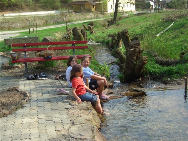 Das Natur-Kneipp-Becken mit jungen Besuchern