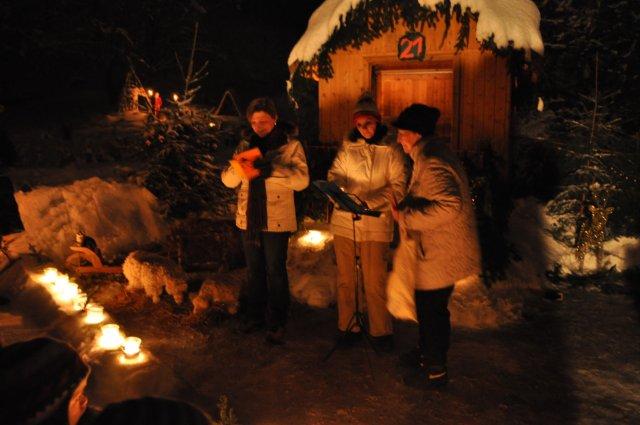 Besinnliche Adventsstimmung im verschneiten Kräutergarten