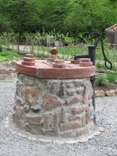 der Brunnen im Kräutergarten am Ruhbrunnen