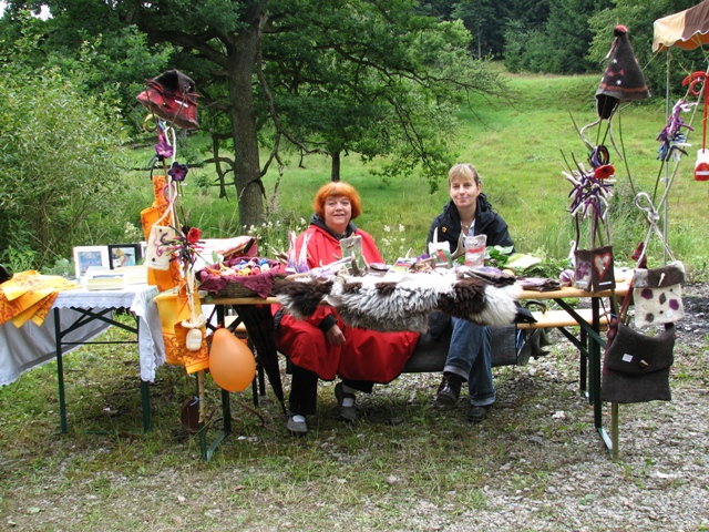 Dagmar Neumann und ihre Bekannte Mona am Stand zum Thema Filzen