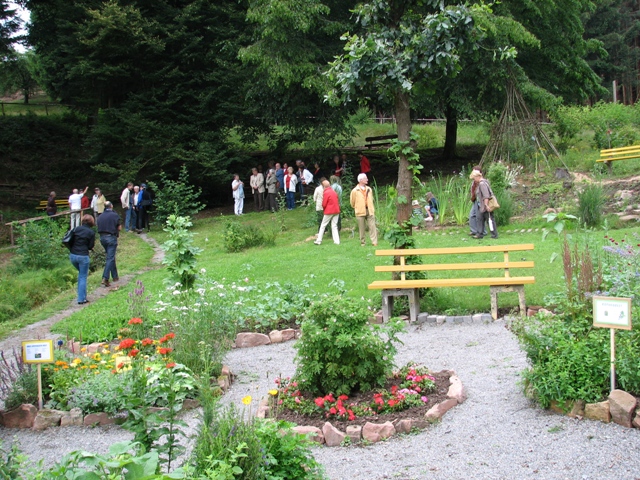 Gudrun Desch führt die Besucher durch den Kräutergarten