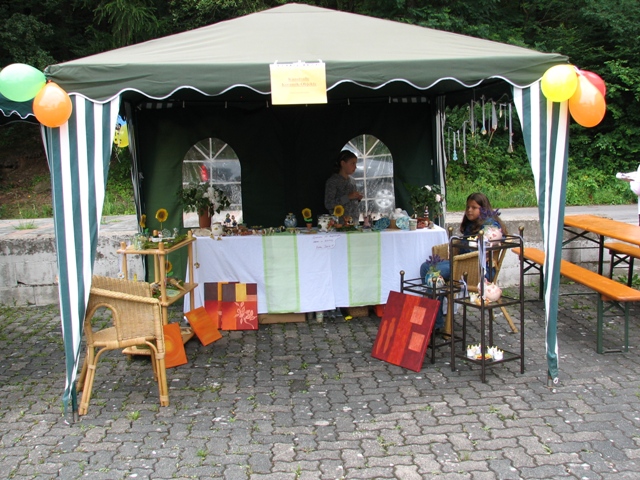 Marlena und Melina verkaufen ihre Keramik-Objekte für einen guten Zweck