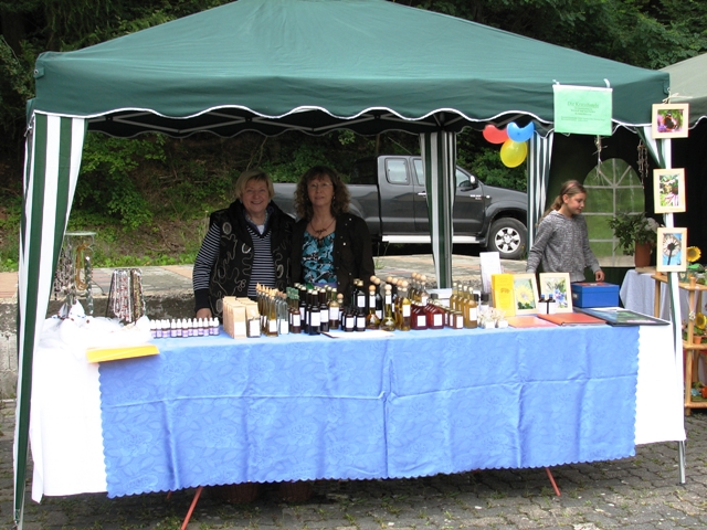 der Stand der Kratzdisteln, Annerose Sauer mit Edelsteinketten, Erika Dittmeier-Ditzel mit Likören, Essigen und Ölen, sowie Dagmar Tischer mit Naturfotografien