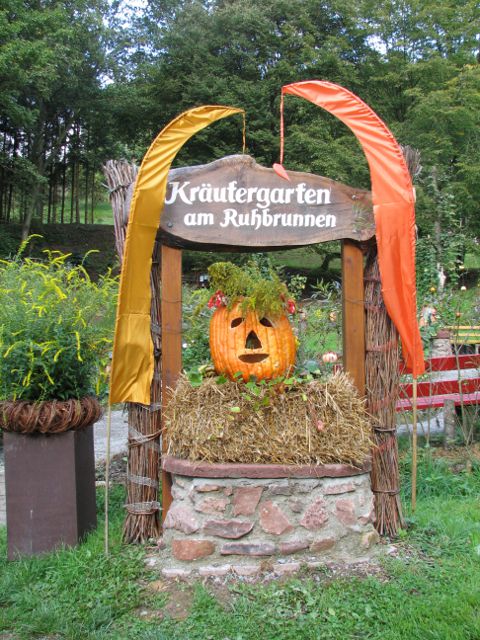 Der Eingang zum Kräutergarten - herbstlich geschmückt