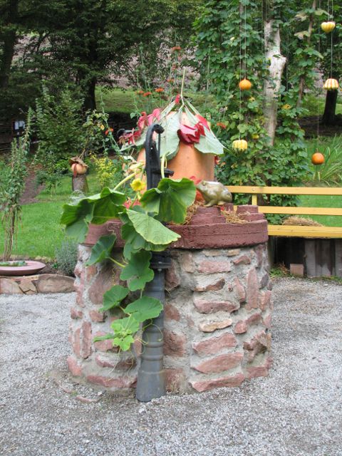 Der Eingang zum Kräutergarten - herbstlich geschmückt