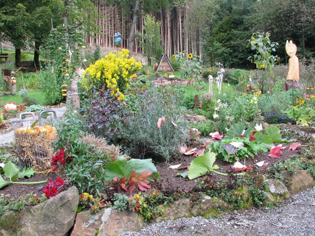 Der Eingang zum Kräutergarten - herbstlich geschmückt