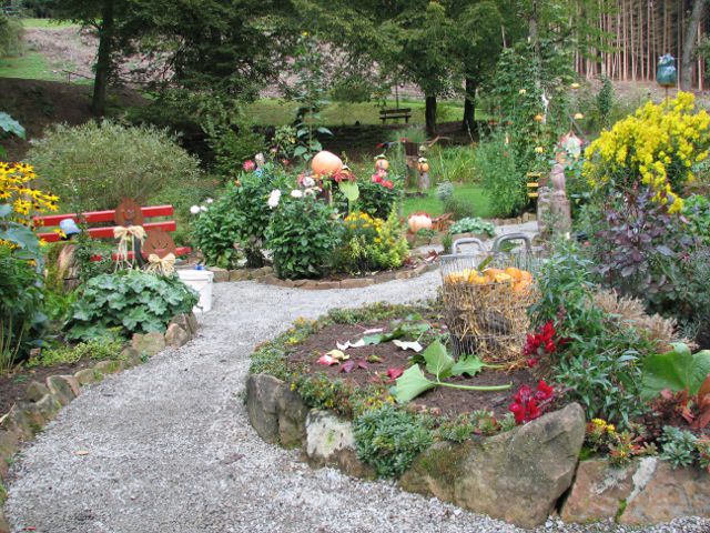 Der Eingang zum Kräutergarten - herbstlich geschmückt