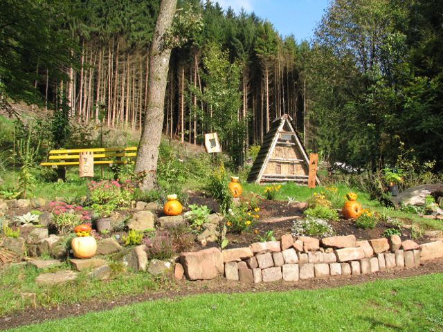 Der Eingang zum Kräutergarten - herbstlich geschmückt