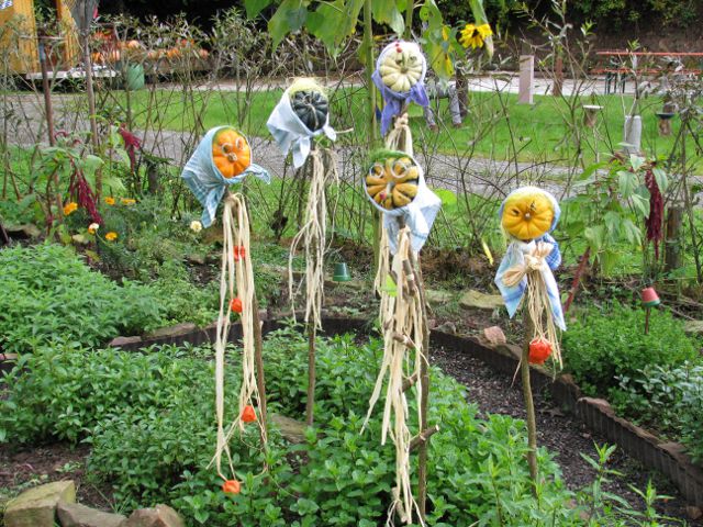 Der Eingang zum Kräutergarten - herbstlich geschmückt