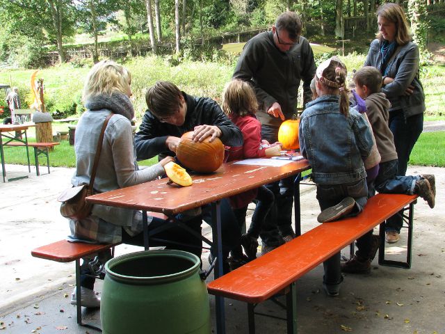 Der Eingang zum Kräutergarten - herbstlich geschmückt