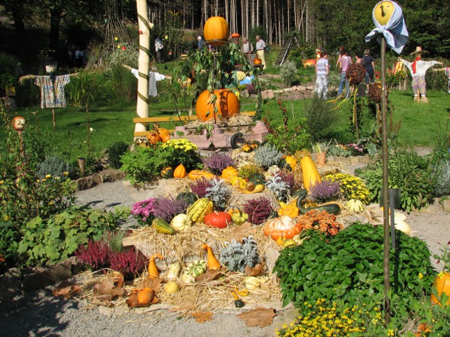 der Brunnen herbstlich geschmückt