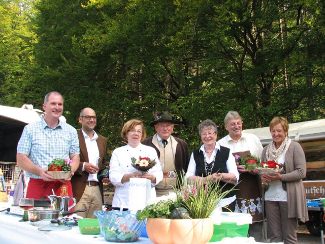 Die Bürgermeister Peter Franz und Stephan Amend mit Gudrun Desch, dem Moderatoren und der Jury