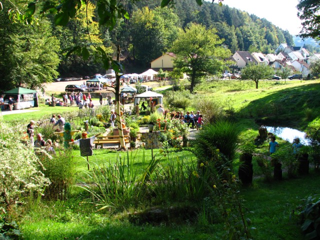 Gesamtansicht vom Kräutergarten mit den Ausstellungs-Ständen im Hintergrund