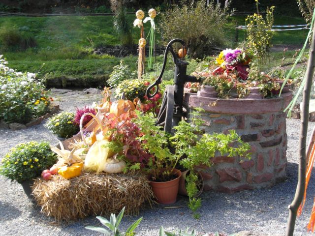 der Brunnen, herbstlich geschmückt