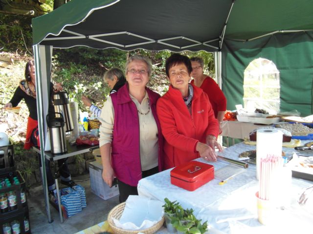 das Kräutergartenteam am Kuchenstand mit selbstgebackenen Kuchen und Torten