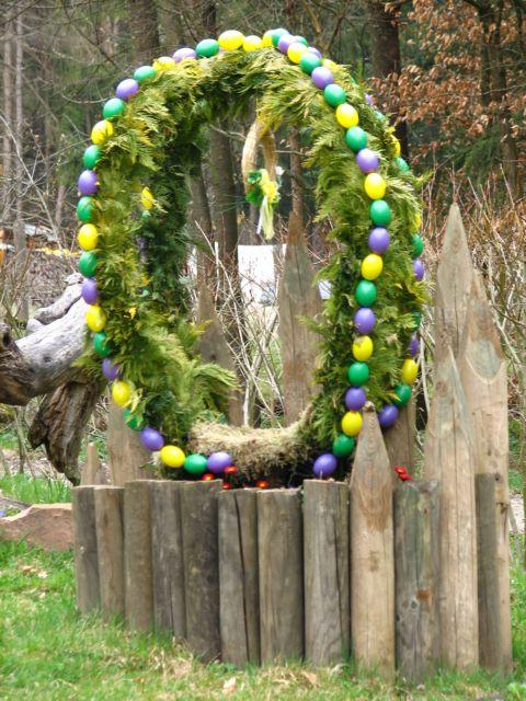 Der kleine Osterbrunnen im Kräutermarkt behütet ein Osternest